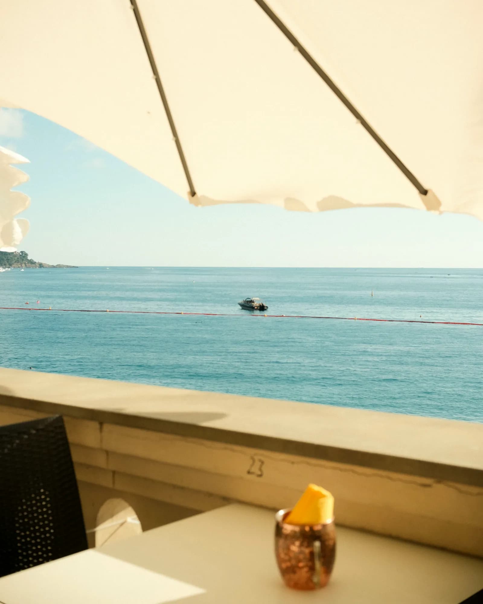 Restaurant guest with Peblla subscription membership controls